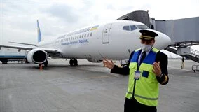Just Planes Downloads - Ukraine Int'l 737-800 (DVD)